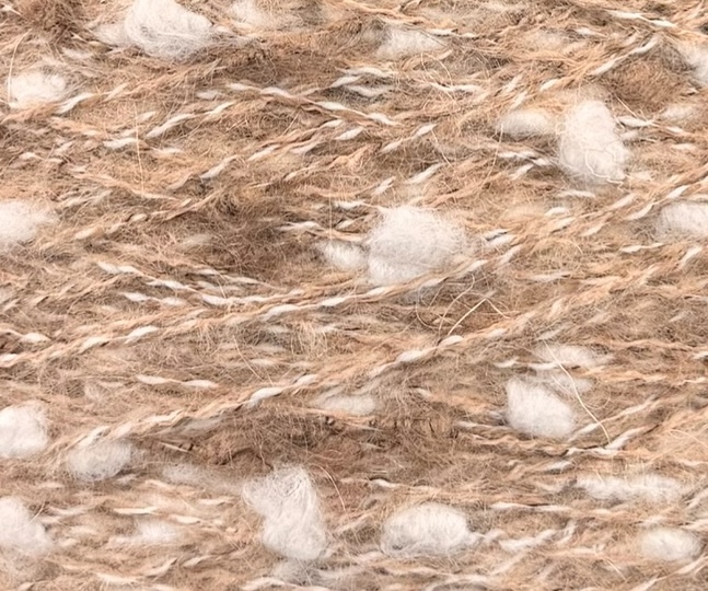 New Mill Fuego Nm 2500 – Fantasiegarn Bouclé mit Kaschmir, Wolle und Kid Mohair col. Kamelbeige mit Elfenbein
